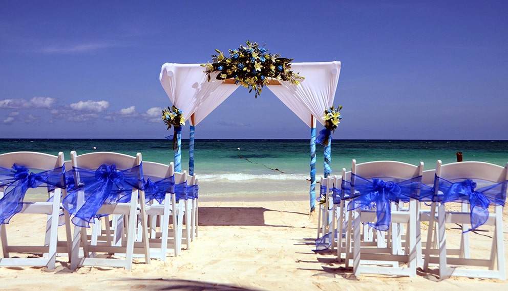 beach wedding ceremony in mexico