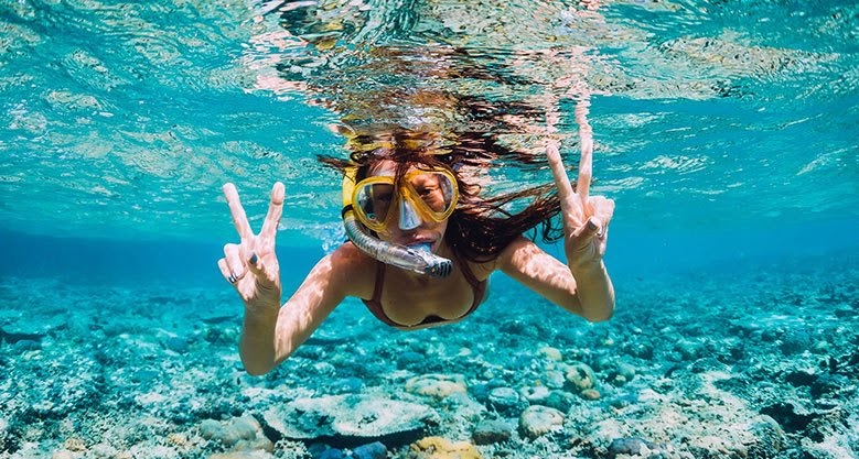 scuba diving underwater girl peace sign