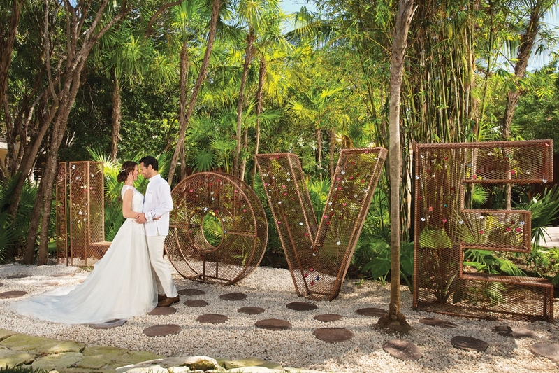 wedding couple in cancun