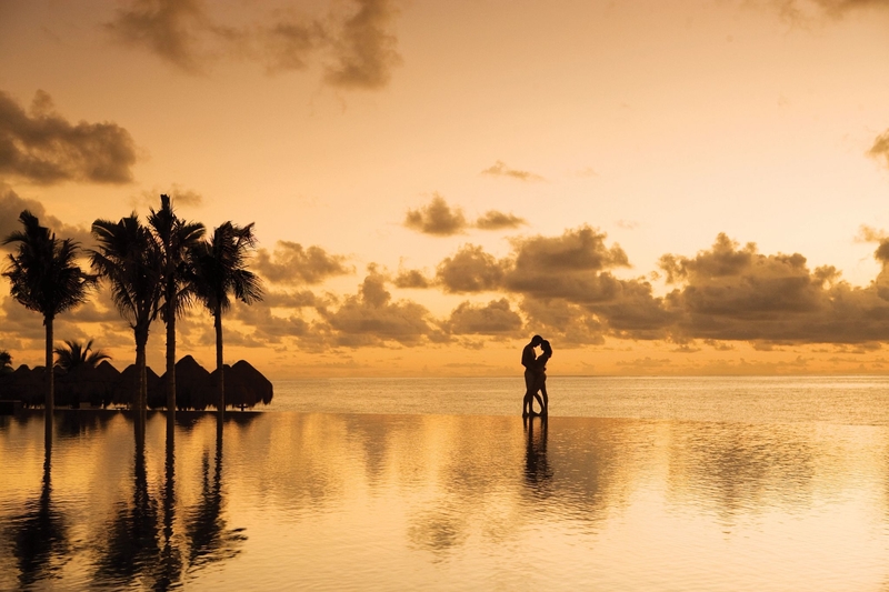 couple silhouette on beach