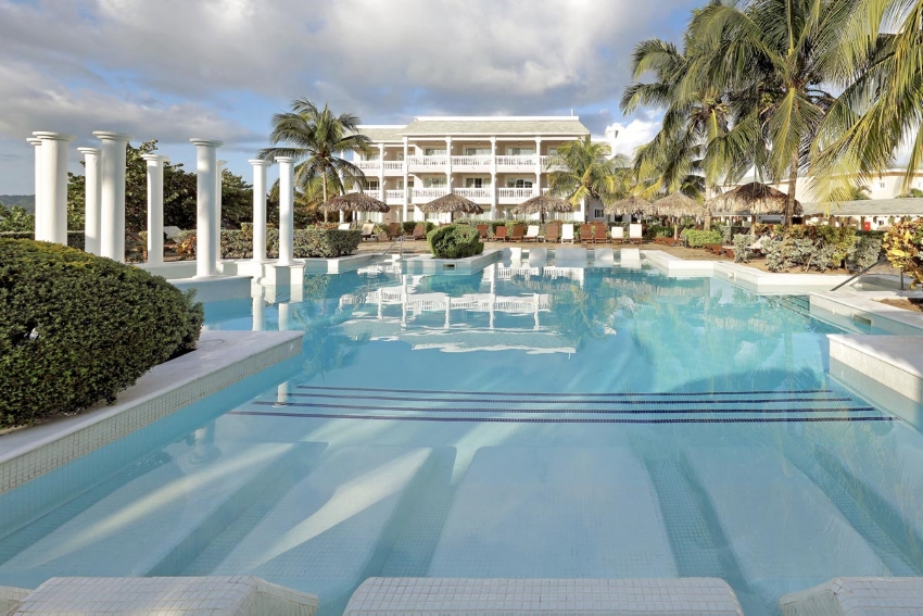 grand palladium jamaica with its swimming pool