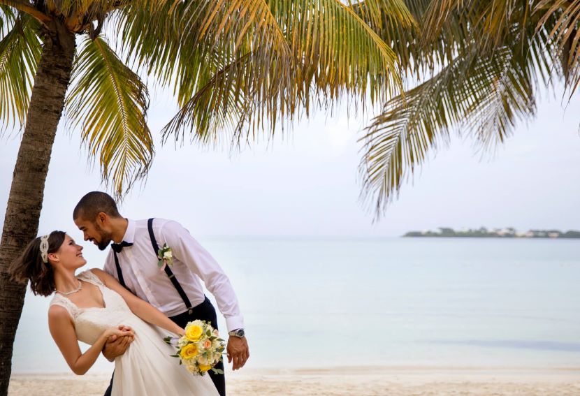 royalton splash riviera cancun bride and groom on the beach