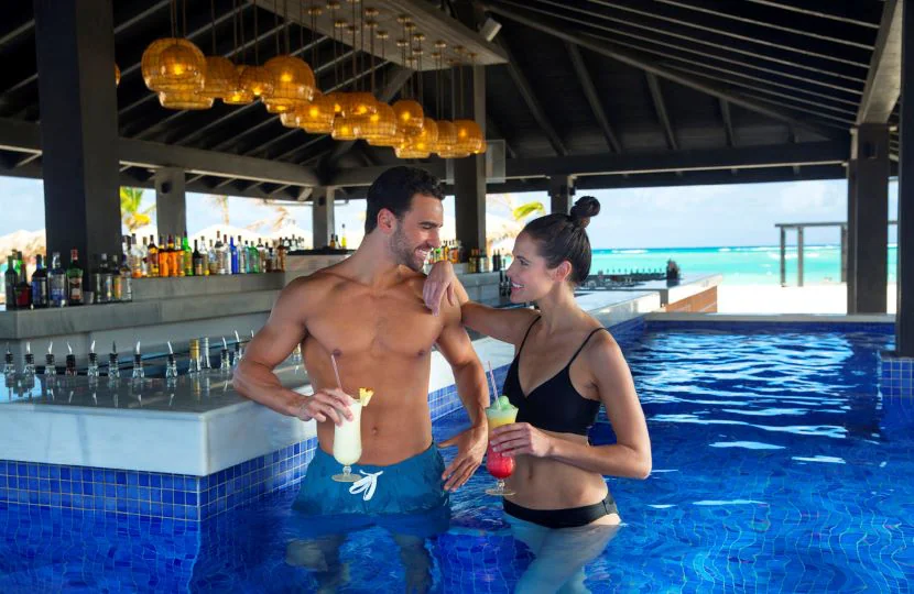 swim up bar at royalton splash