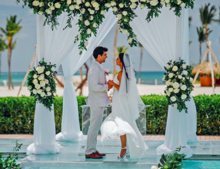 couple getting married at margeritaville island reserve cancun