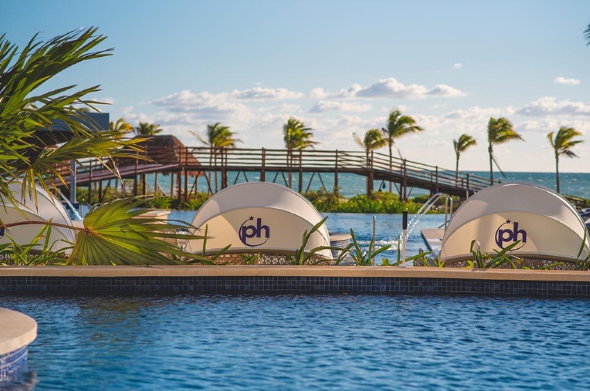 planet hollywood cancun pool side