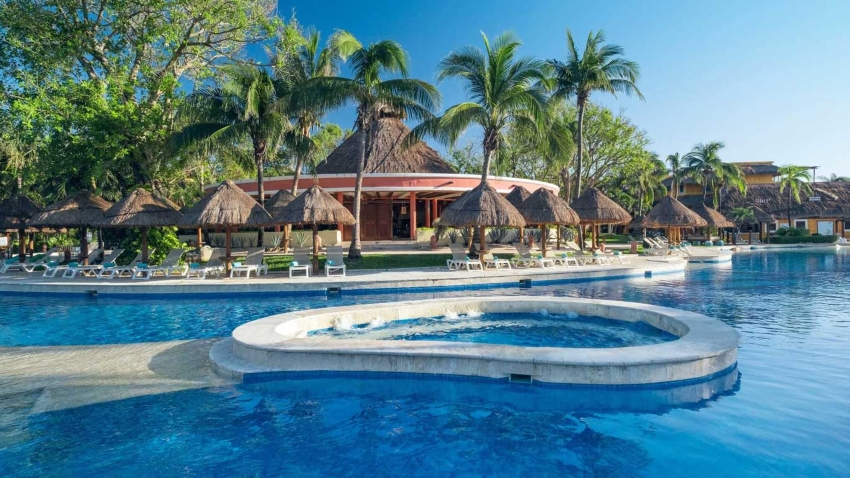 pool at iberostar tucan