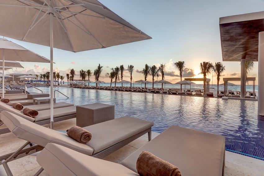 royalton chic cancun pool and loungers