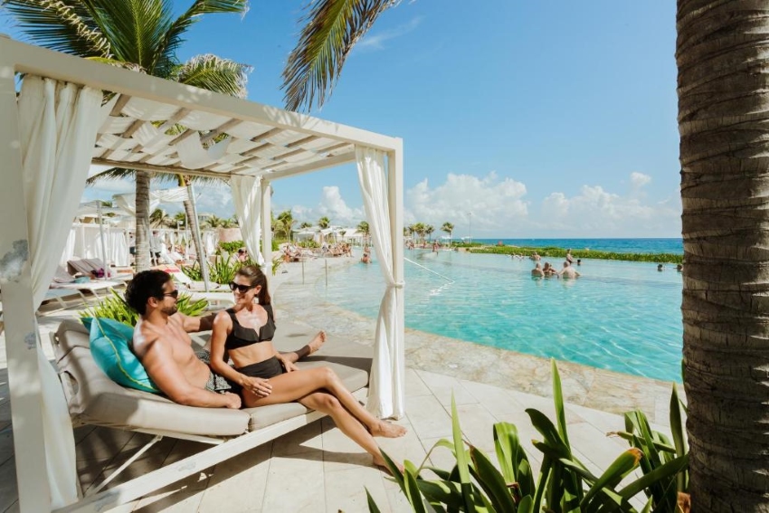 trs yucatan resort poolside
