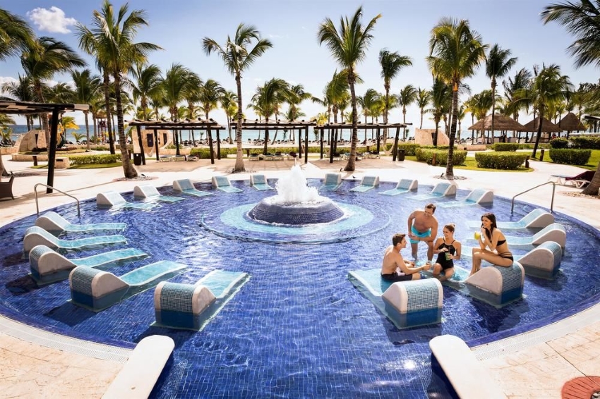 barcelo maya beach pool loungers