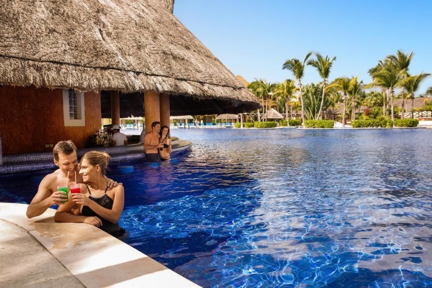 barcelo maya beach swim up bar