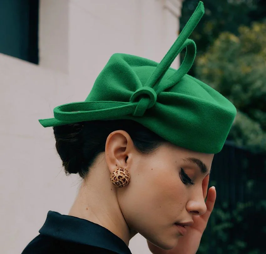 woman wearing pillbox hat