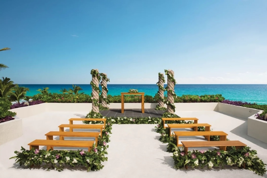Prosperity Columns Albatross Terrace at Now Emerald Cancun