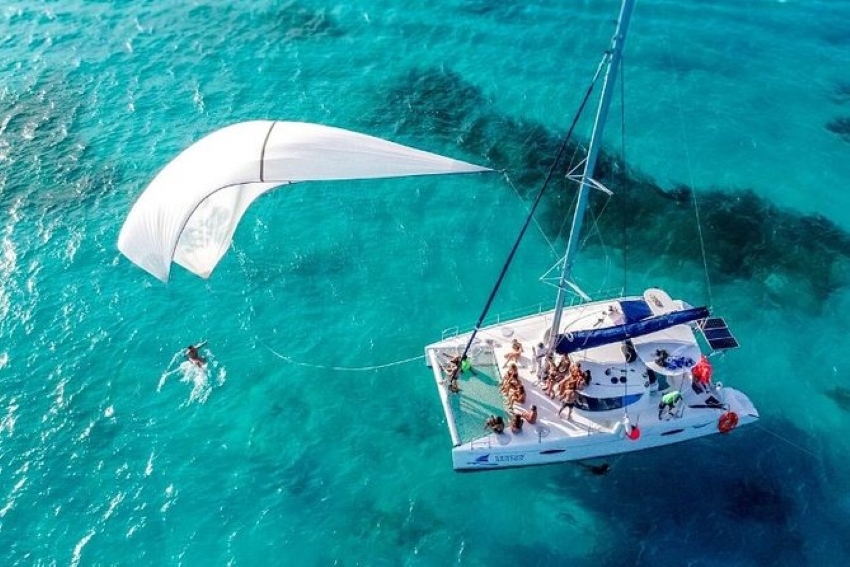 catamaran sailing in cancun