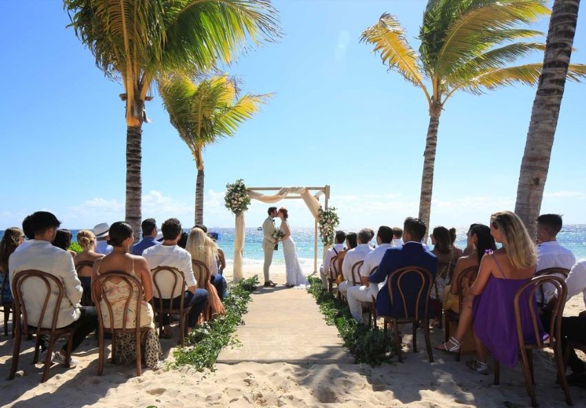 beach wedding at hotel xcaret arte