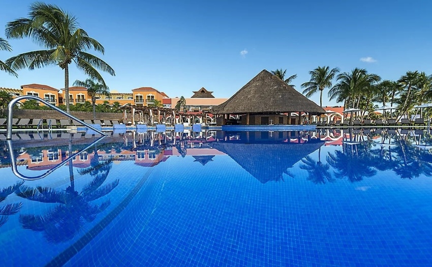 pool at Ocean Coral & Turquesa resort