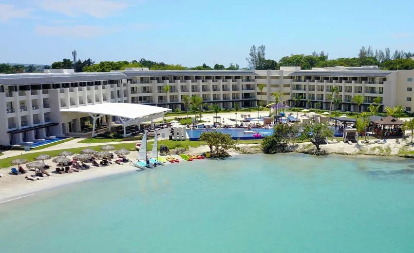 beach and pool at hideaway royalton negril