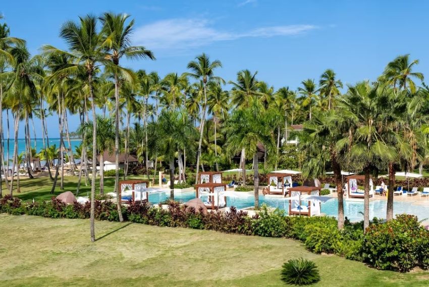 pool and beach at viva v samana