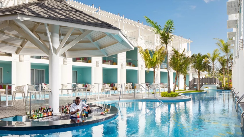 swim up bar and pool at azul beach resort negril