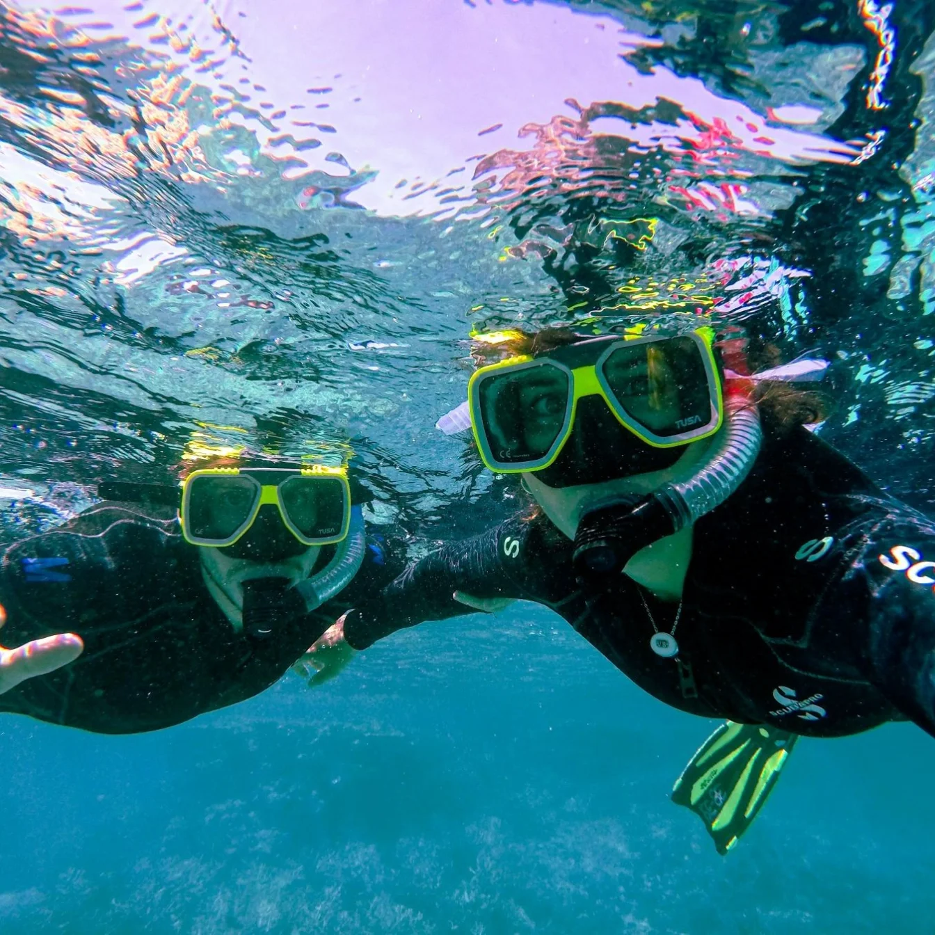 2 friends snorkeling