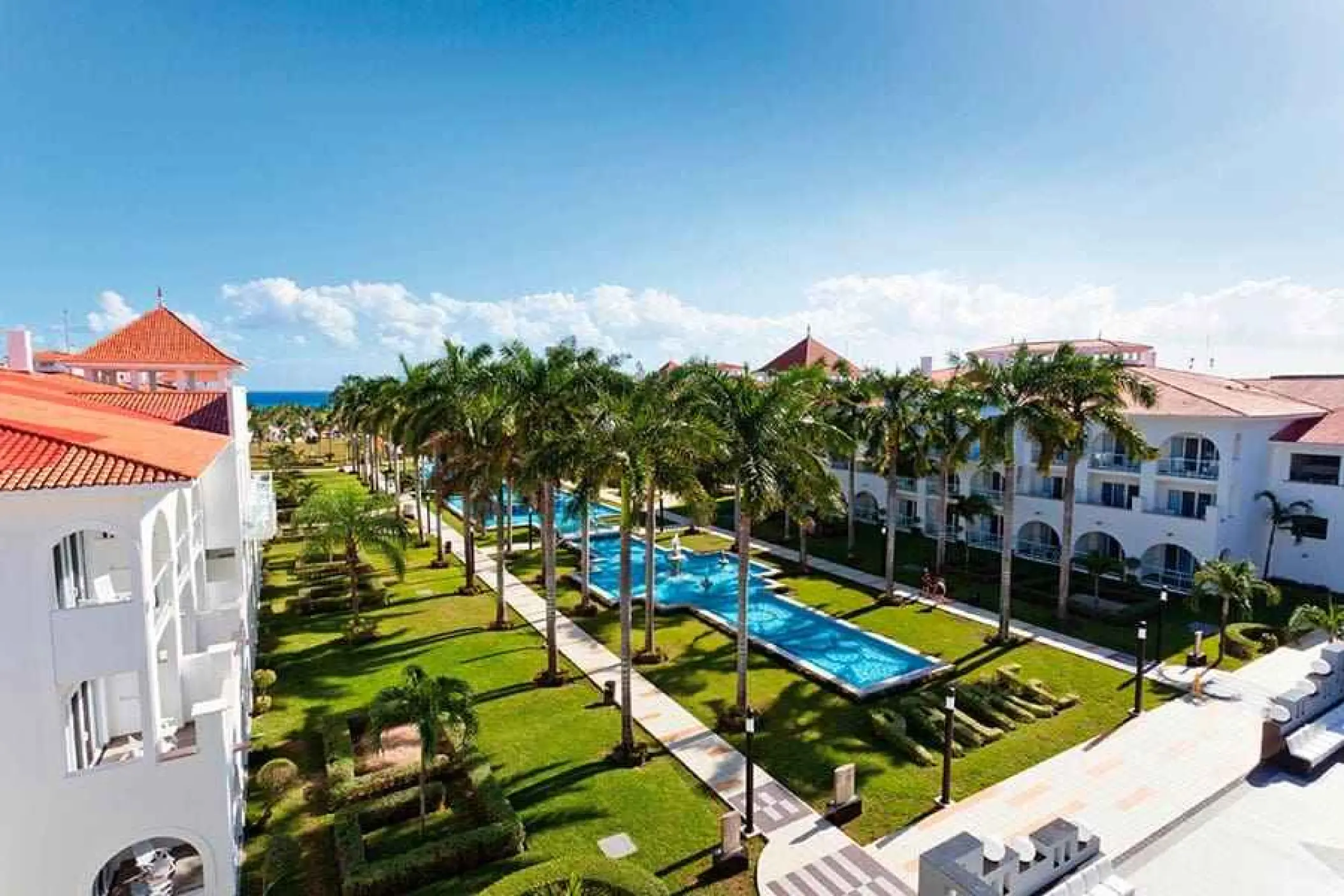 Riu Palace Mexico courtyard and swimming pools surrounded by palm trees, Playa Del Carmen