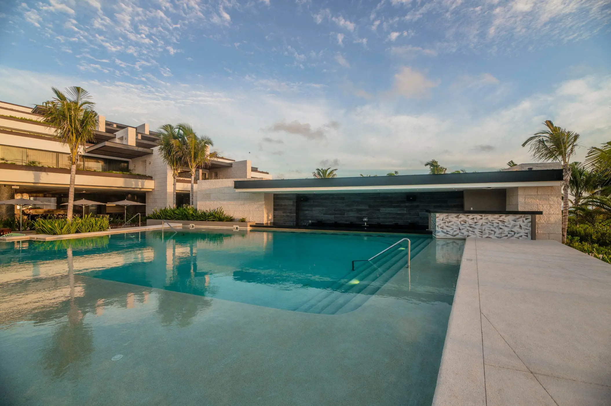 El Suspiro swim-up bar and swimming pool at Atelier Playa Mujeres, Cancun