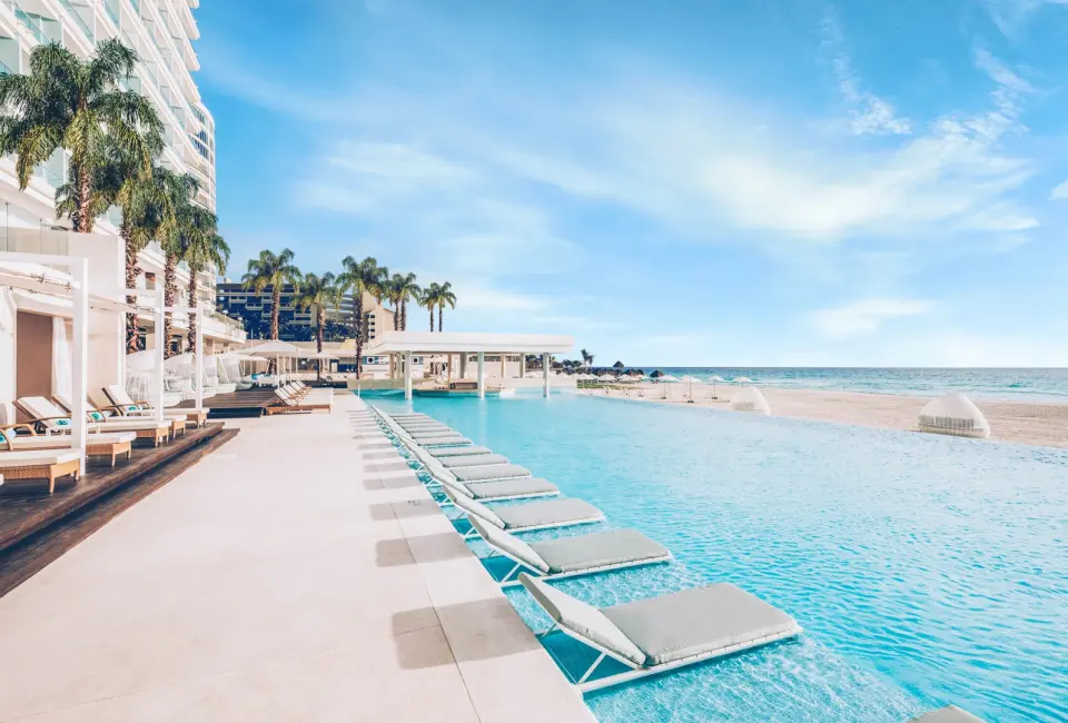 Coral Level Iberostar Cancun beach pool