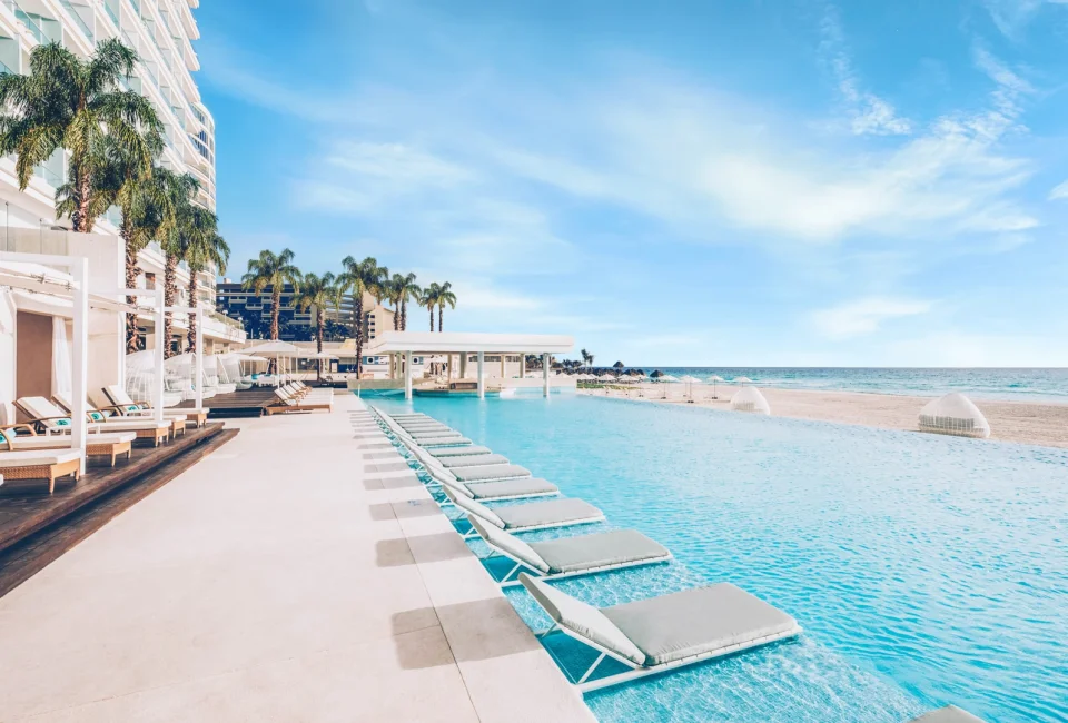 Coral Level Iberostar Cancun beach pool