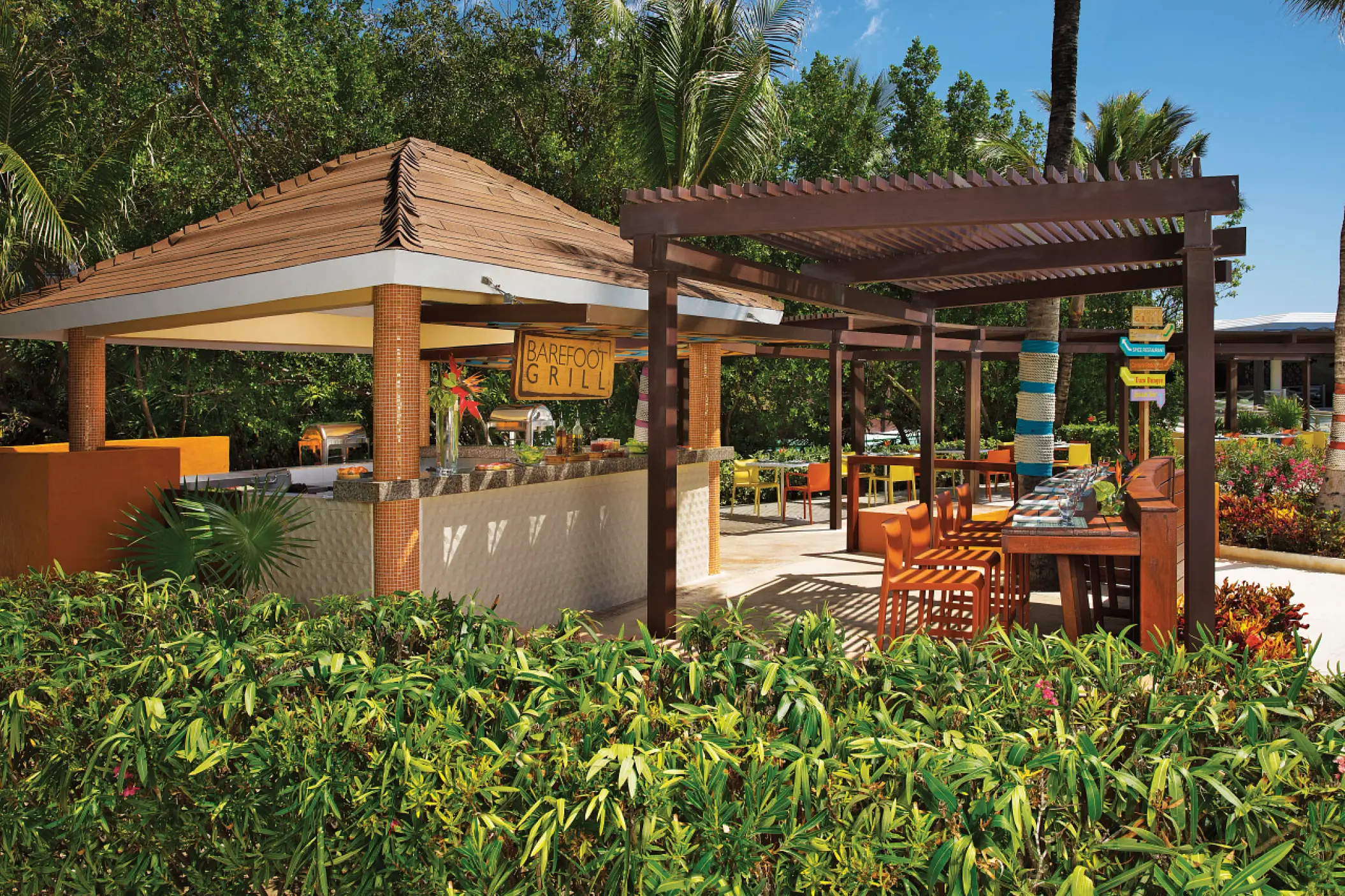 Barefoot Grill outdoor snack bar and shaded seating area at Dreams Jade, Riviera Maya
