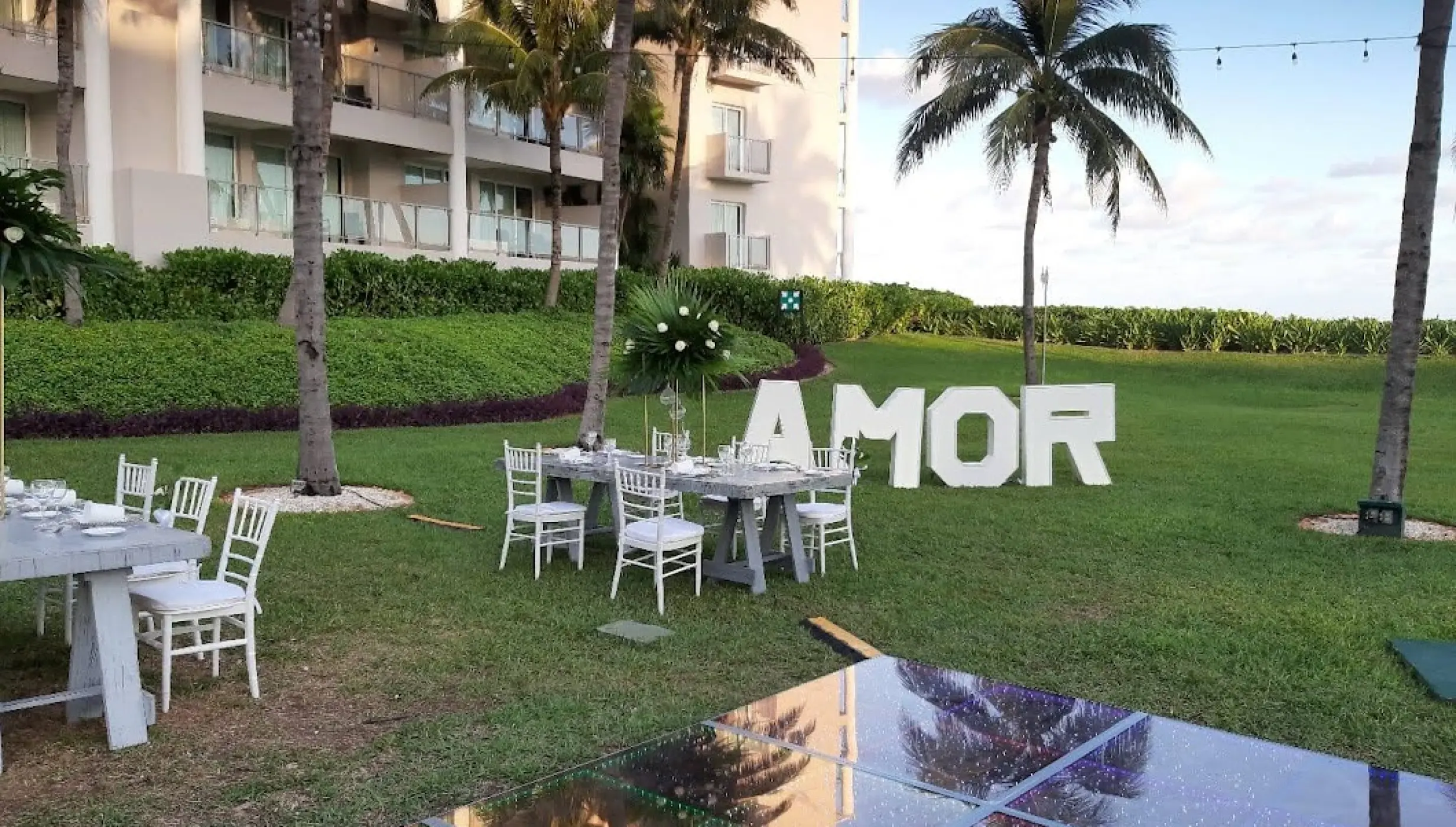 Dinner reception on the garden at Dreams Jade resort and spa