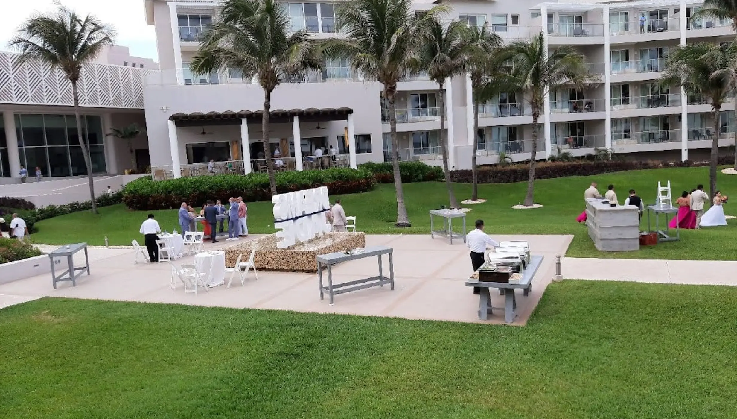 Cocktail party on the fountain at Dreams Jade resort and spa