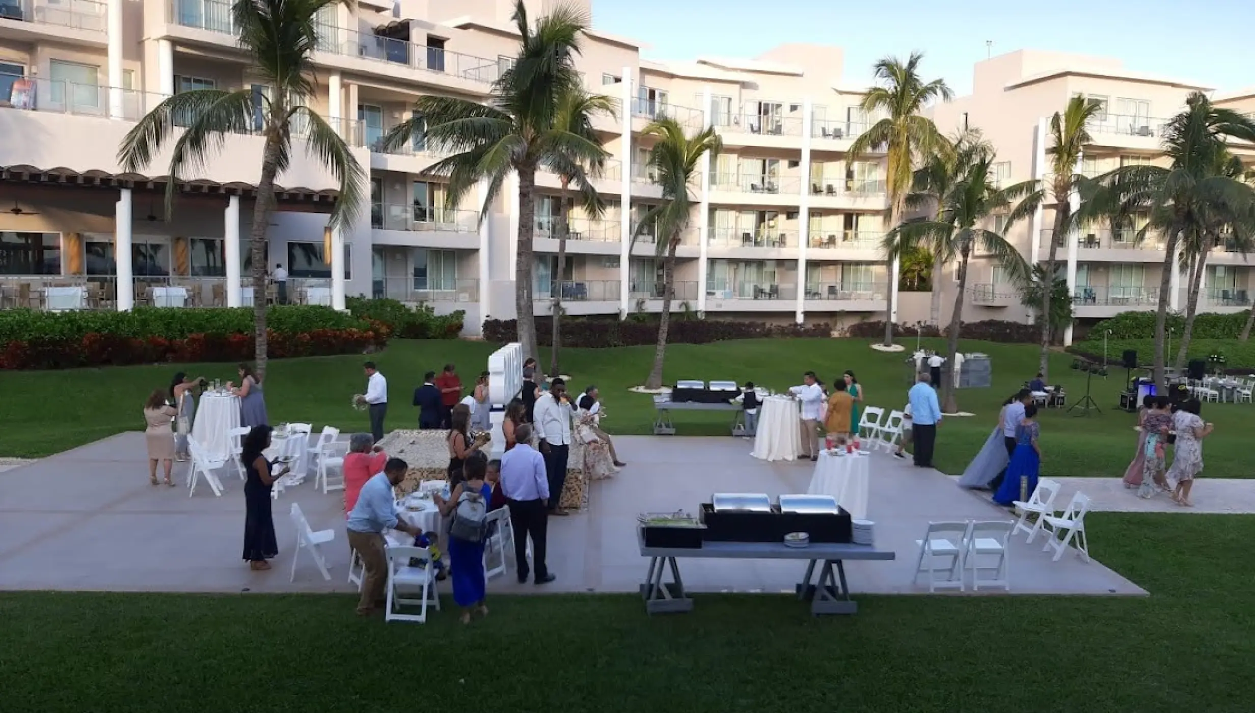 Cocktail party on the fountain at Dreams Jade resort and spa