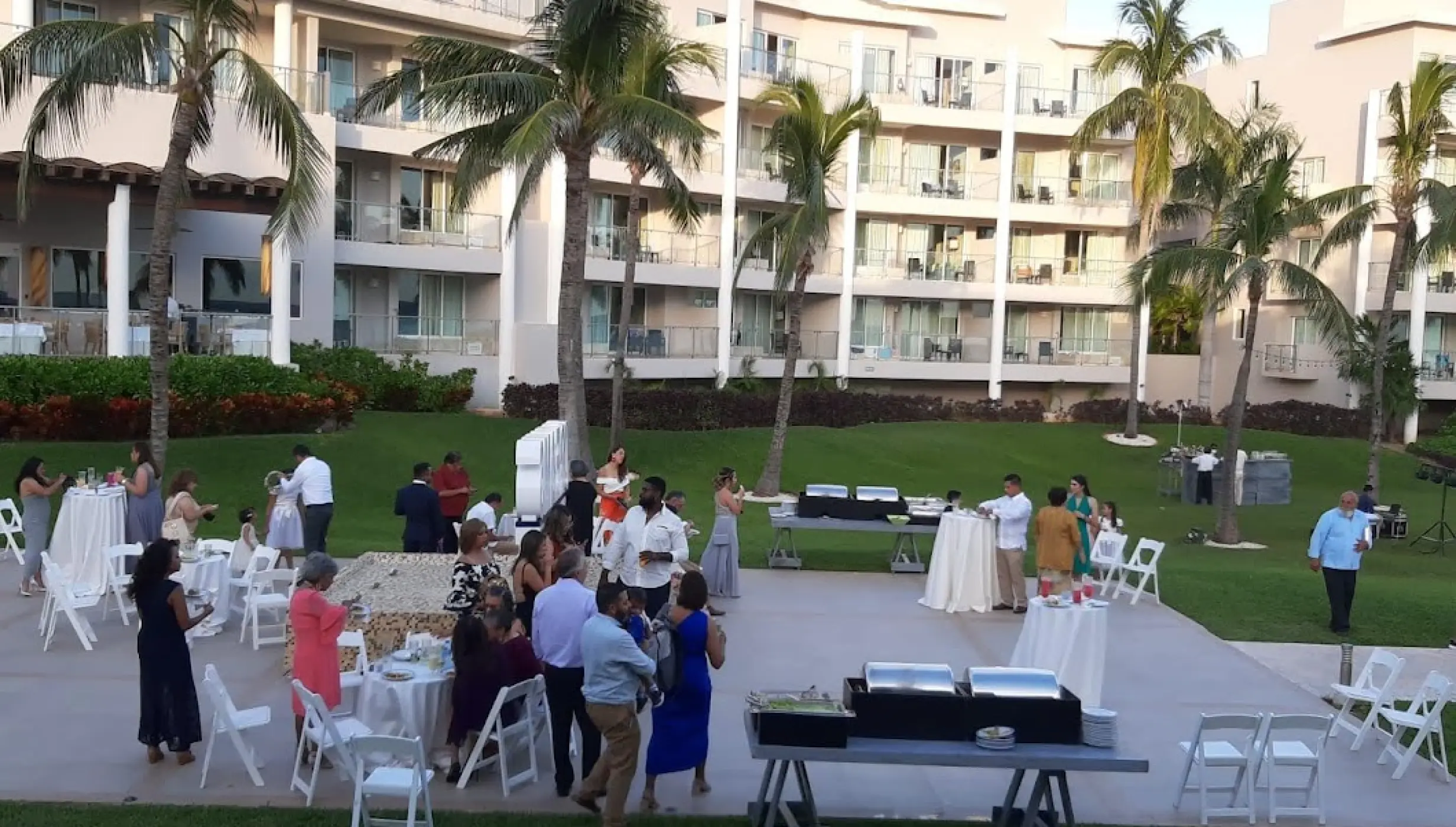 Cocktail party on the fountain at Dreams Jade Resort and spa