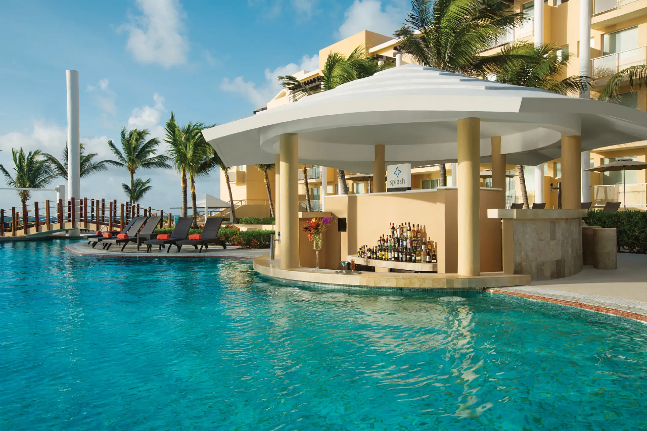 Swim-up pool bar with white canopy roof at Dreams Jade, Riviera Maya