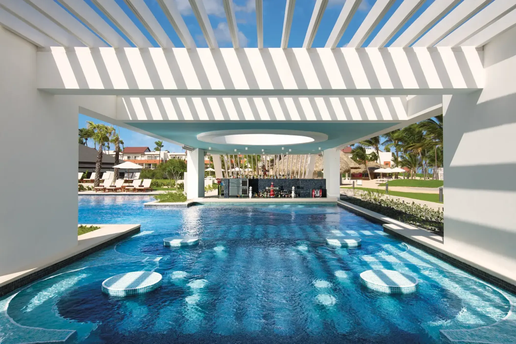 Dreams Onyx swim-up bar and adults-only pool, Punta Cana