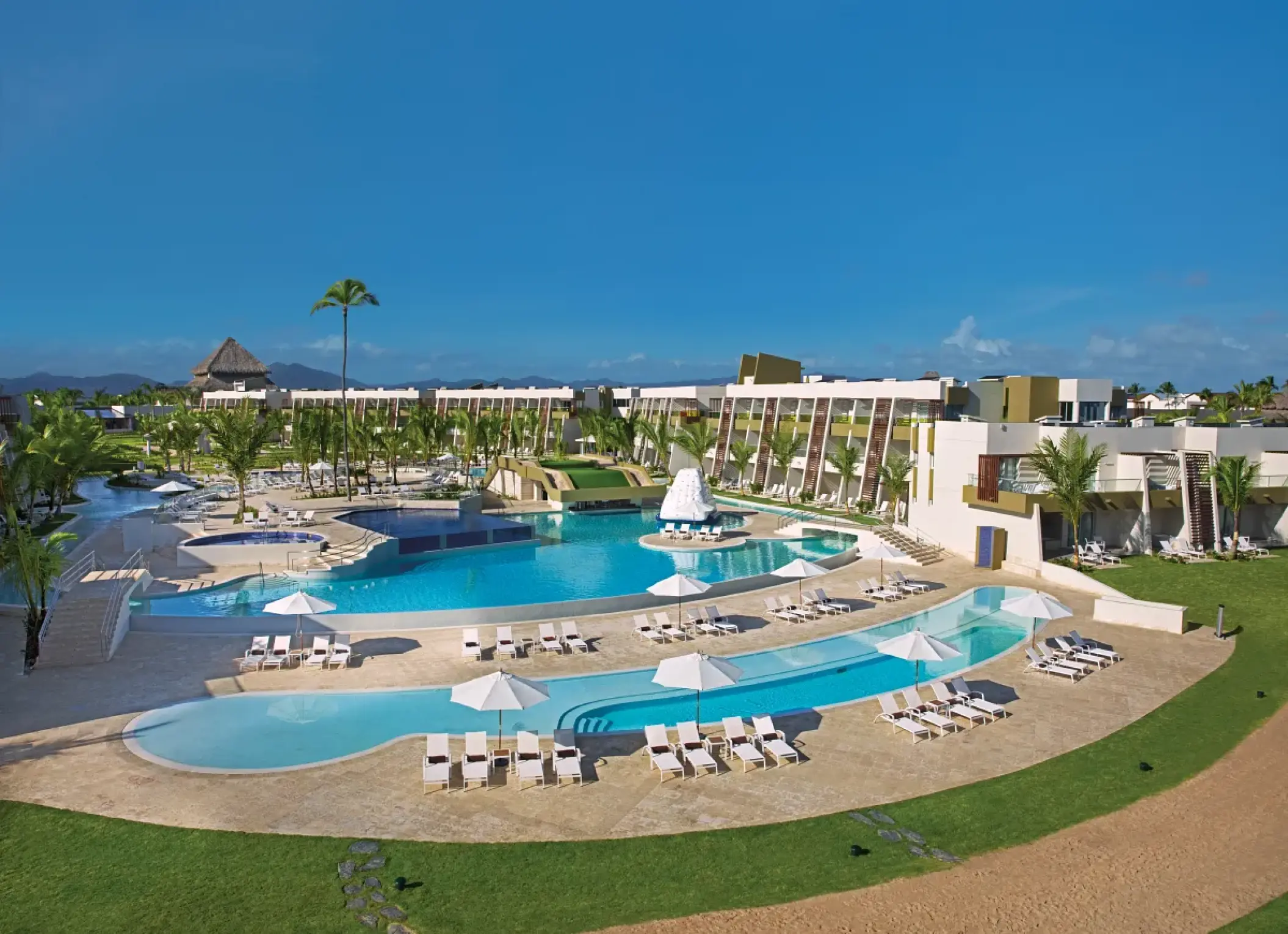 Dreams Onyx main swimming pool and lounge area, Punta Cana