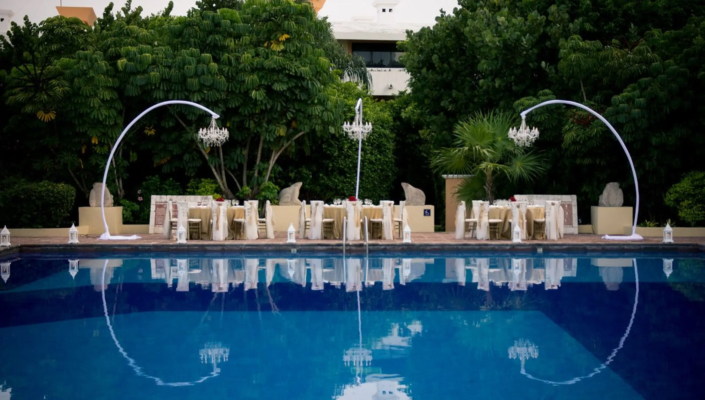 Dinner reception in Preferred Pool party venue at Dreams Sapphire Resort