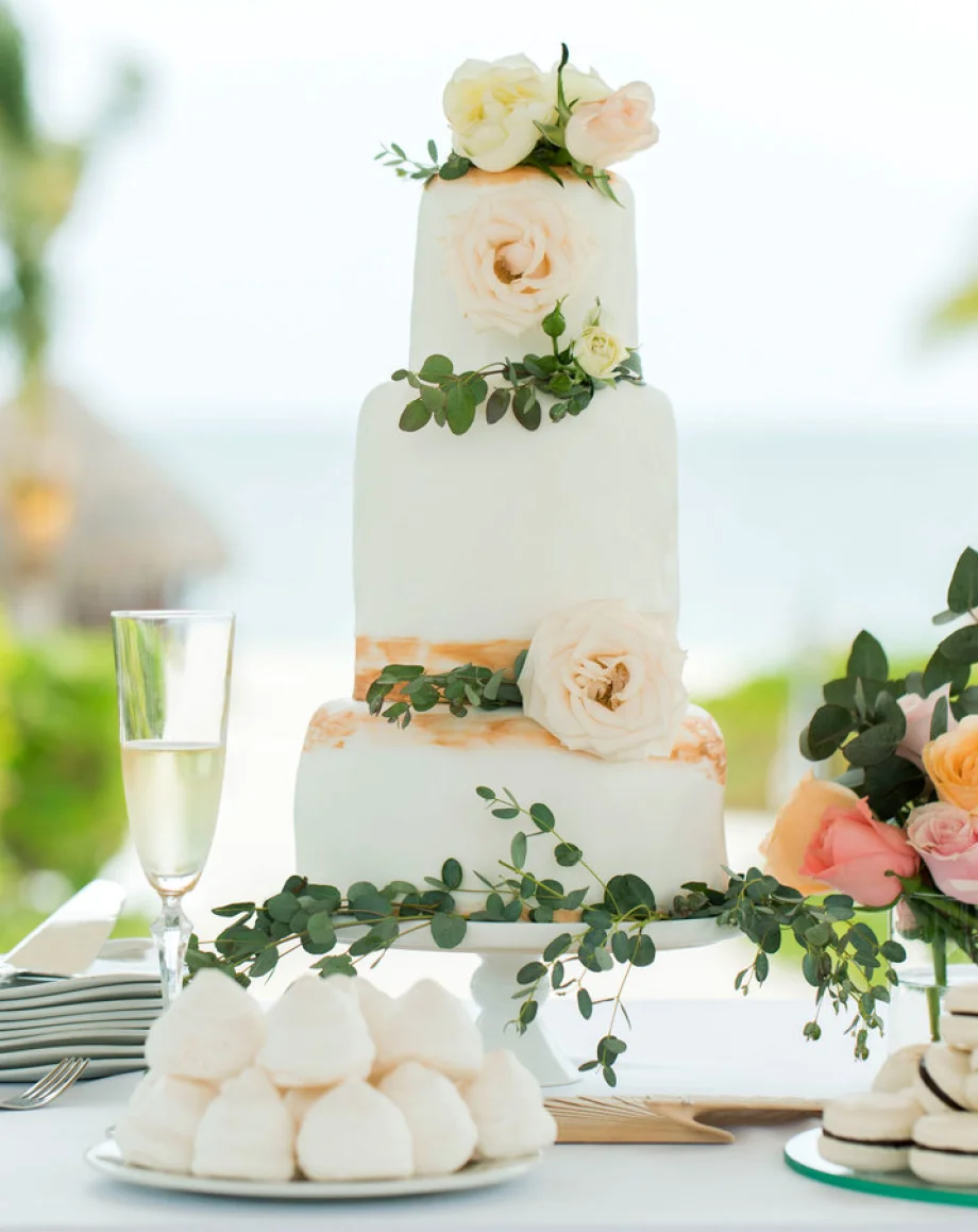 EXCELLENCE PLAYA MUJERES WEDDING CAKE
