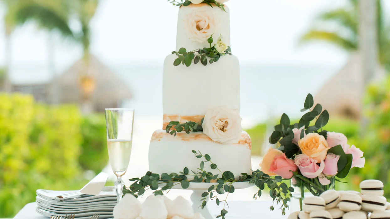 EXCELLENCE PLAYA MUJERES WEDDING CAKE