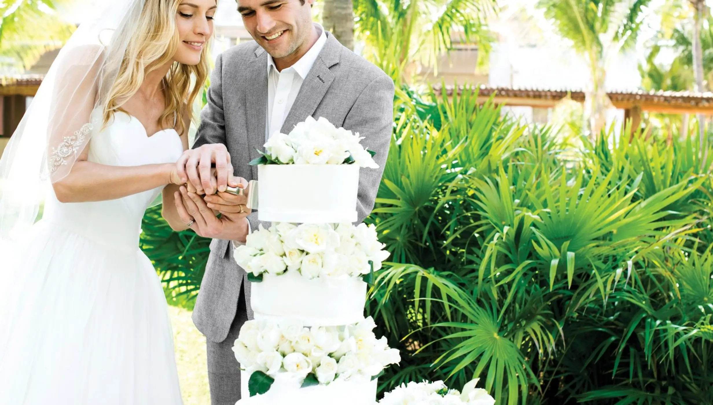 Couple with wedding cake at Excellence Playa mujeres