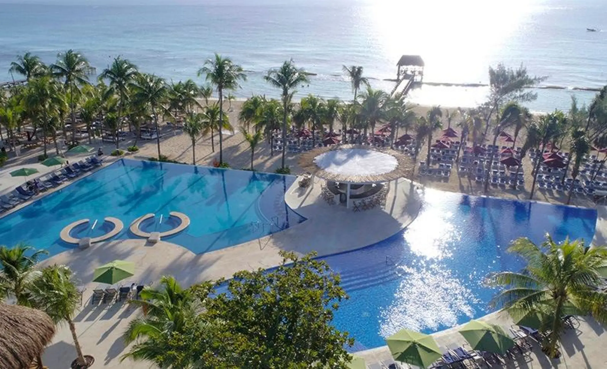 The Fives Beach pool and swim-up bar overlooking the ocean, Playa Del Carmen