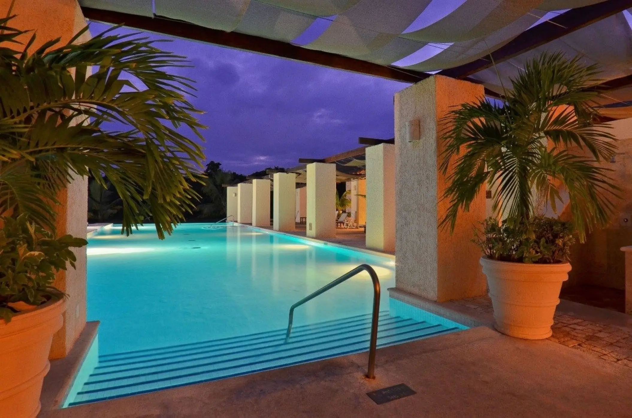 Illuminated Zentropia Spa pool at Grand Palladium Colonial, Riviera Maya
