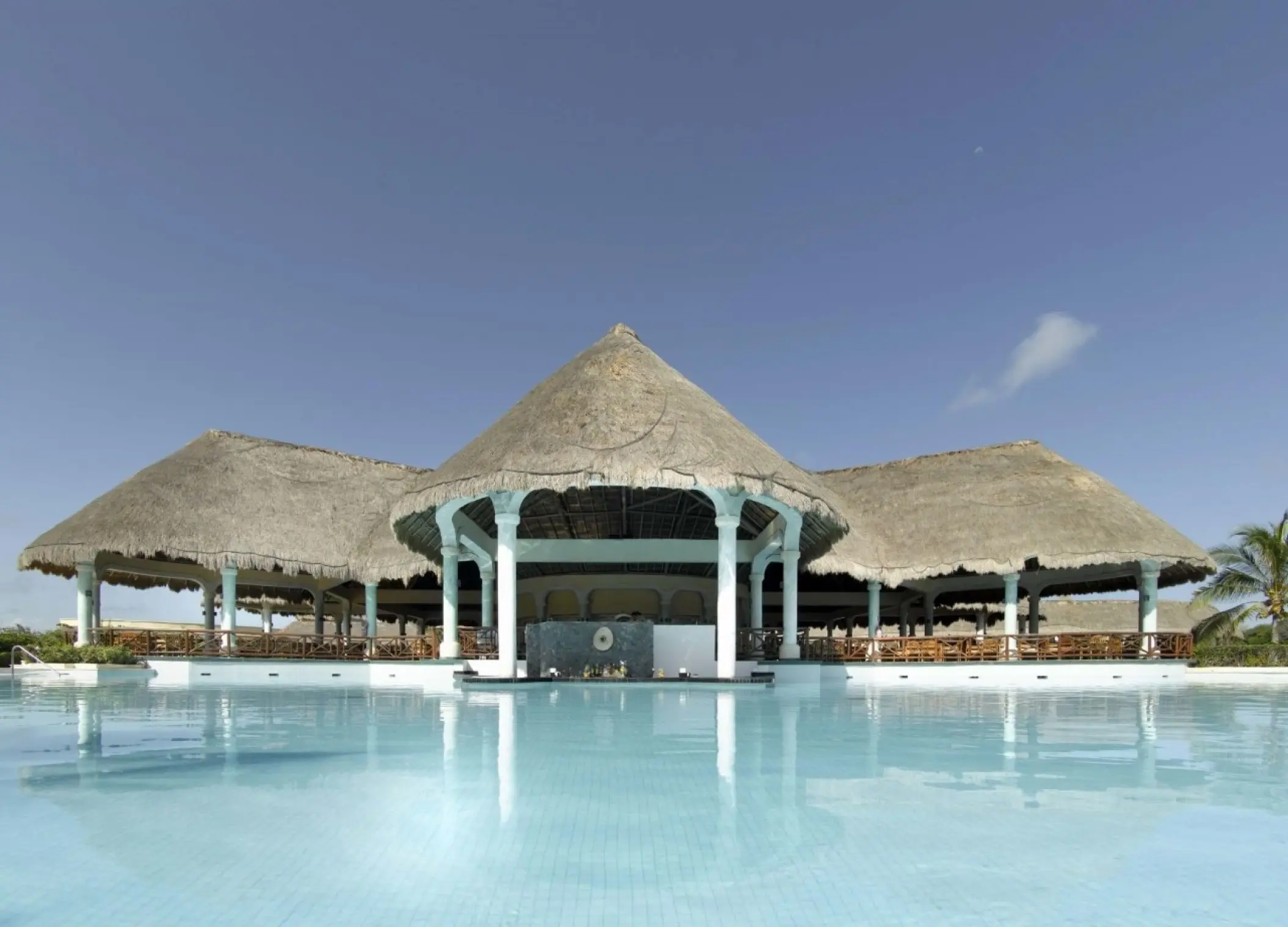 Grand Palladium Colonial swim-up bar and pool, Riviera Maya