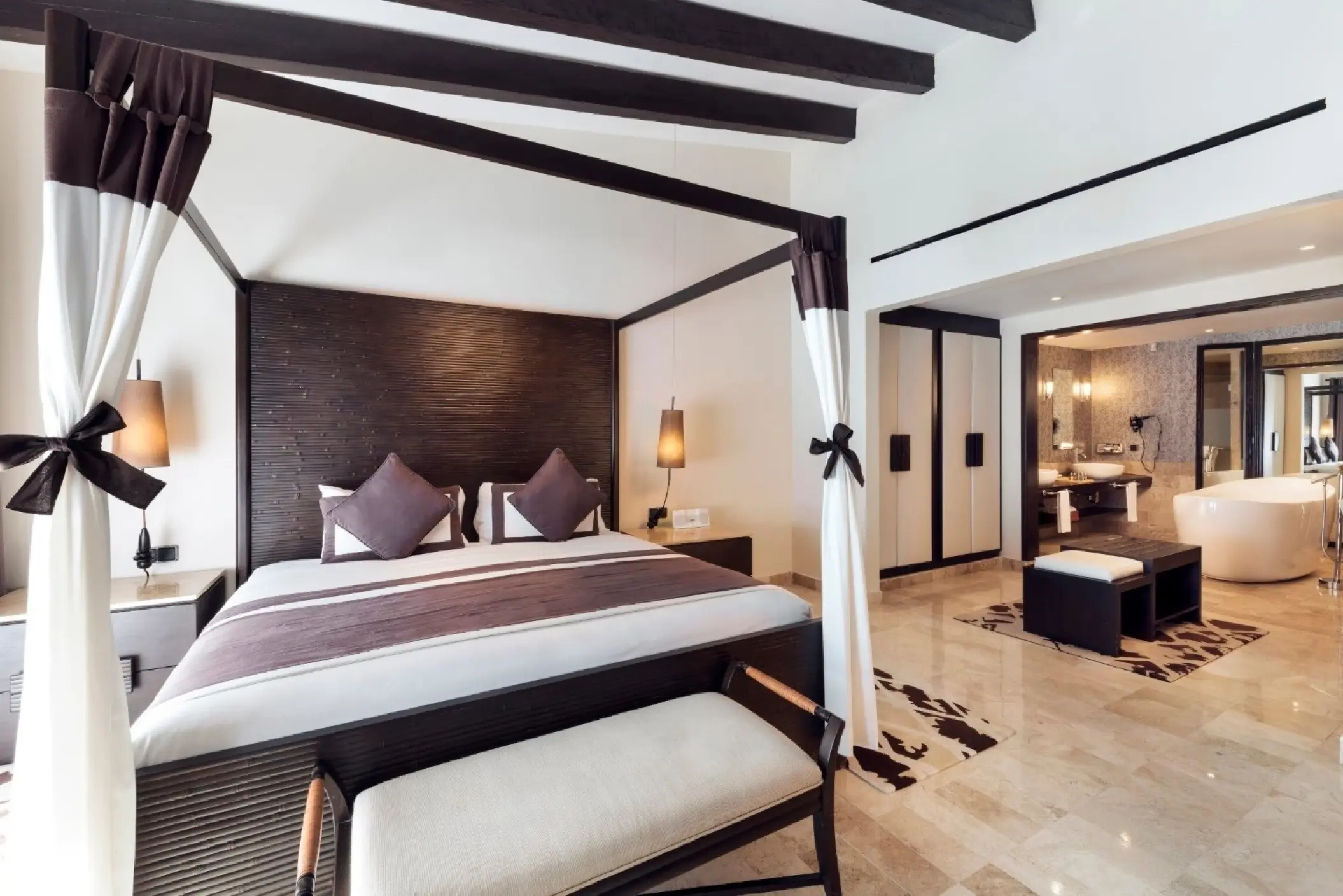 Grand Palladium Kantenah bedroom suite with a four-poster bed, Riviera Maya