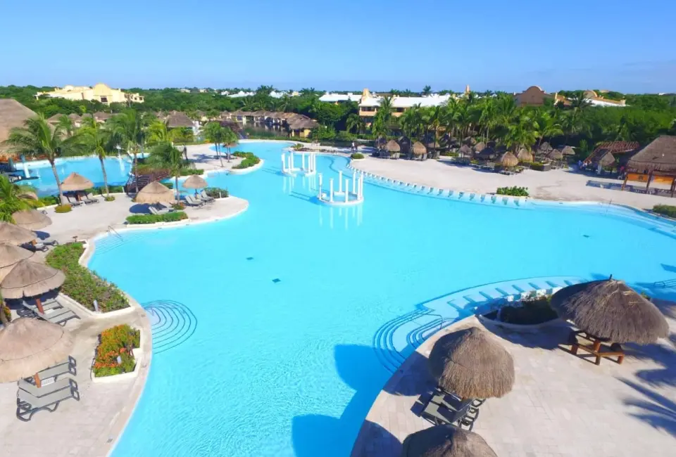 Grand palladium white sand pool overview