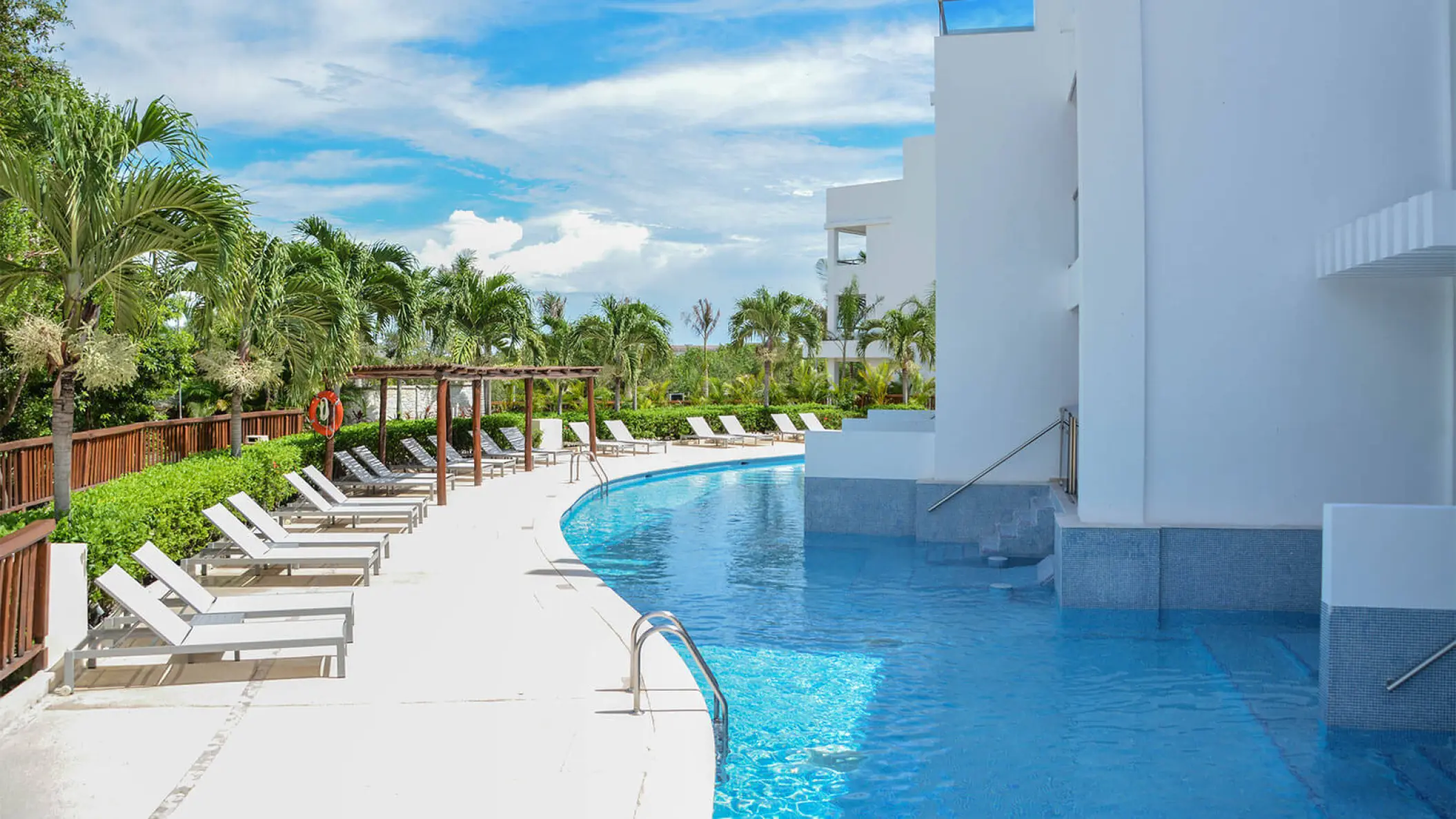 Swim-out suites with lounge chairs and pool at Grand Riviera Princess, Playa Del Carmen