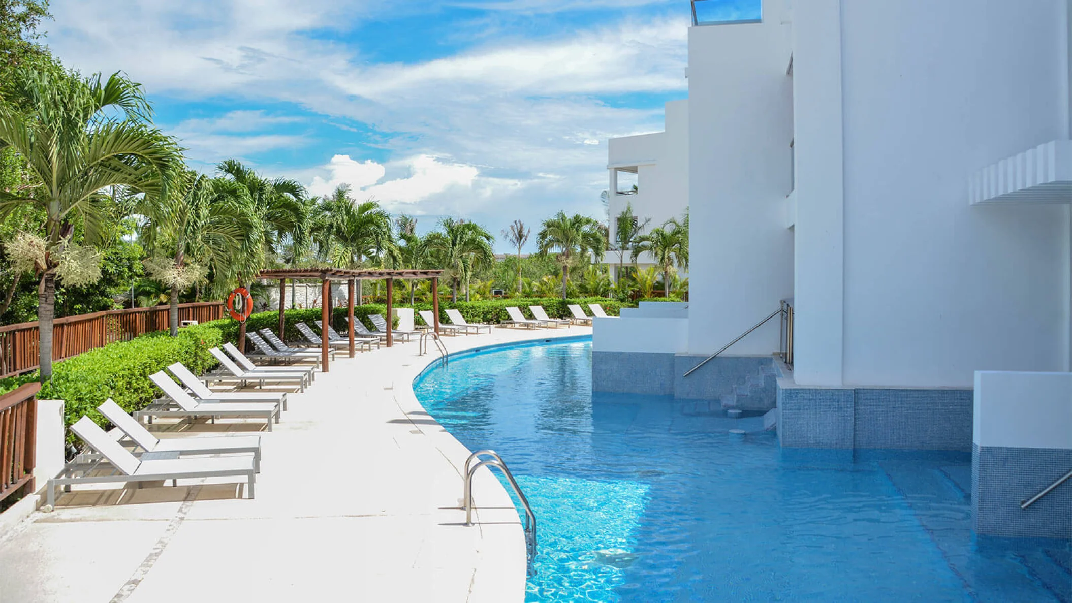 Grand Riviera Princess swim-out room area