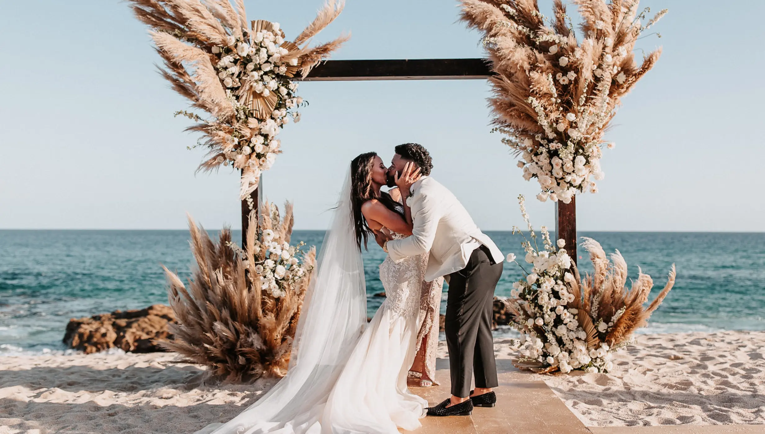 Couple on their ceremony at Hilton Los Cabos Beach and Golf