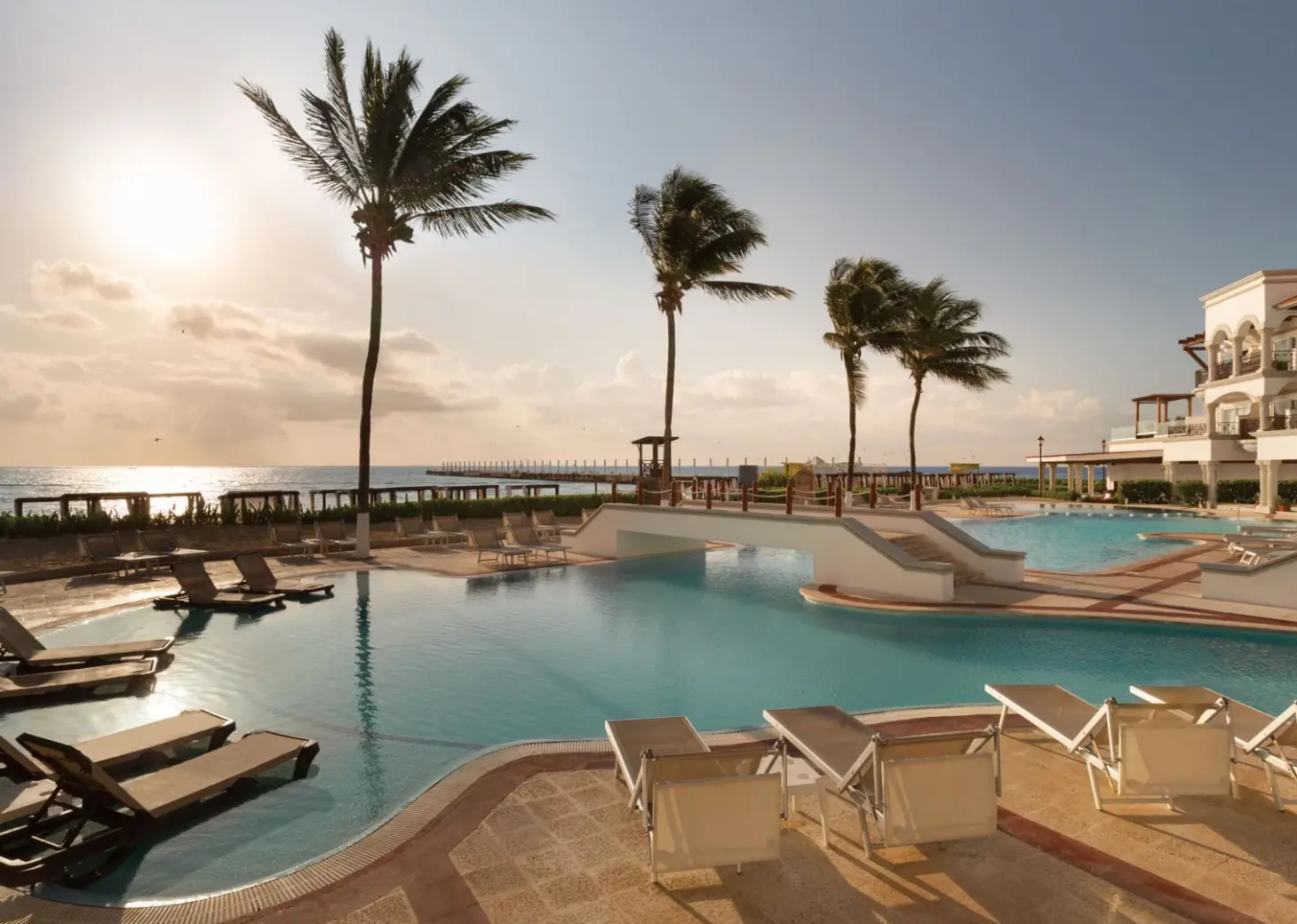 Hilton Playa del Carmen infinity poo with palm trees
