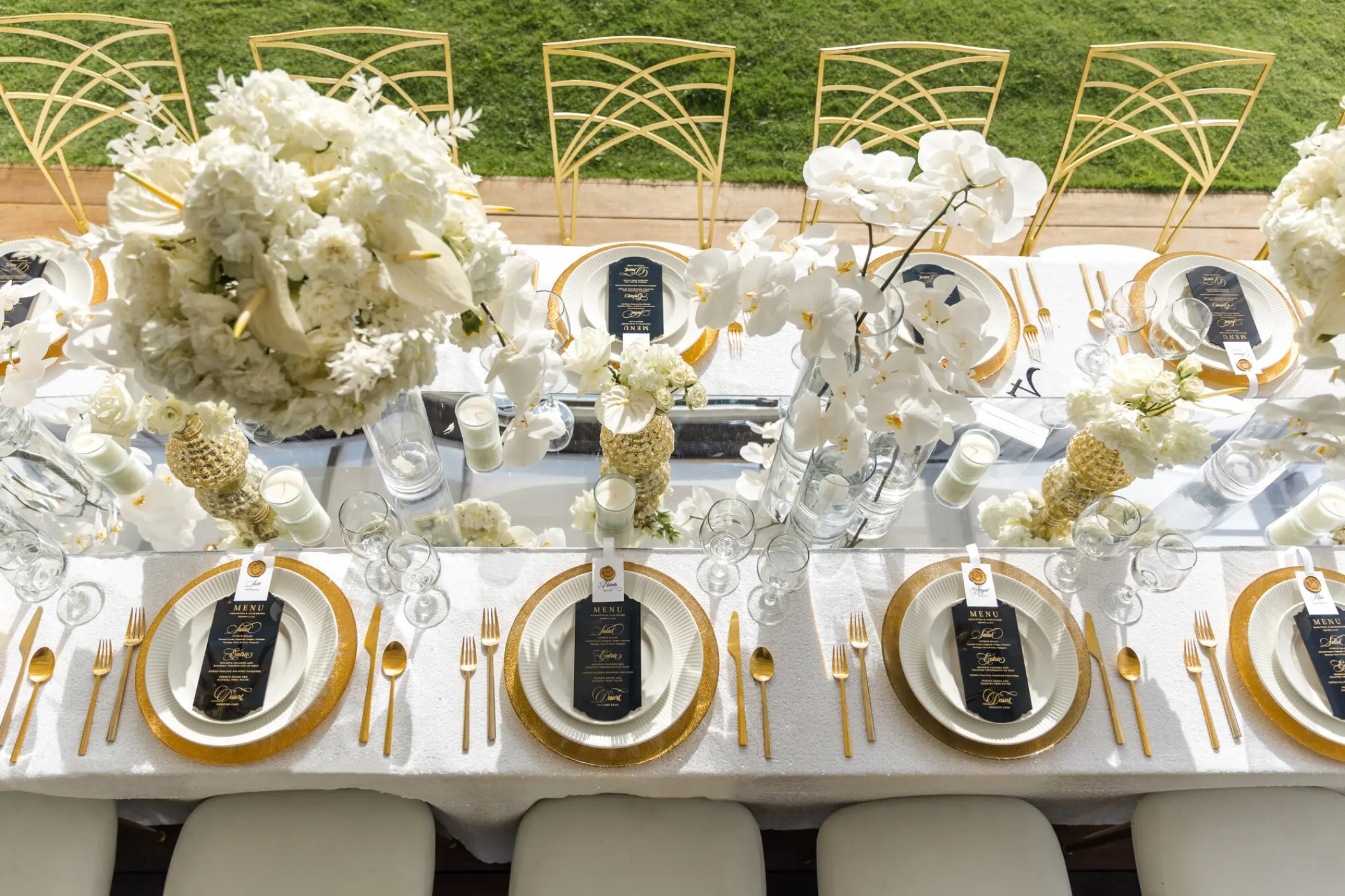 Elegant wedding reception table with white florals and gold accents at Iberostar Selection Cancun