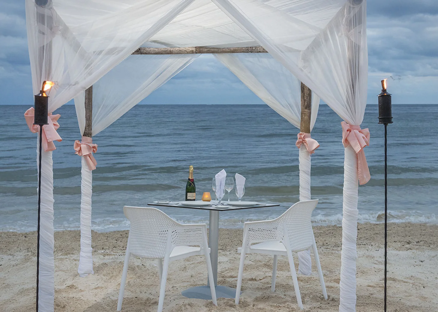 Ocean Coral & Turquesa Romantic dinner setup